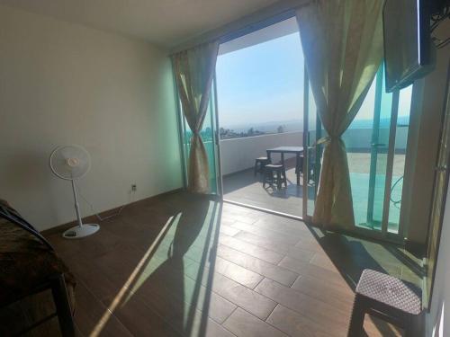 sala de estar con vistas al océano desde el balcón en Casa en coto a 5 min de Tonalá centro y central, en Guadalajara