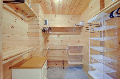una sauna con paredes de madera y estanterías en una cabaña en North Carolina Retreat with Deck, Fire Pit and Grill! en Spruce Pine