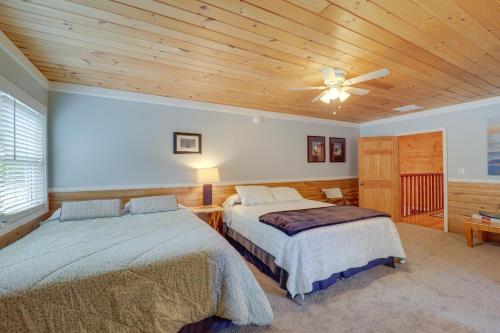1 dormitorio con 2 camas y ventilador de techo en North Carolina Retreat with Deck, Fire Pit and Grill! en Spruce Pine
