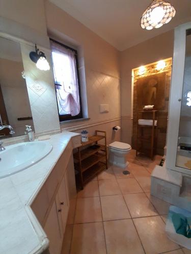 un baño con lavabo e inodoro en Michelangelo-Sunset-Villa, en Santa Marinella