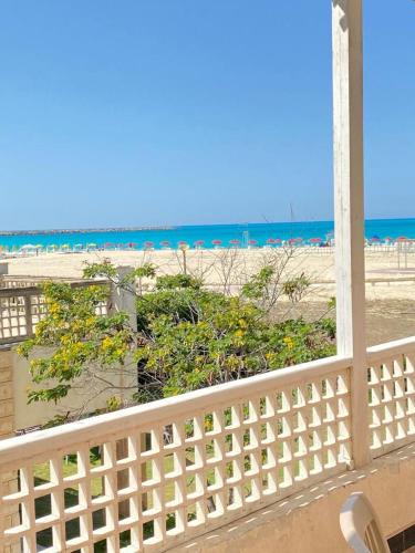 للإيجار 4 غرف أول صف بحر مارينا الساحل الشمالي العلمين 0ج