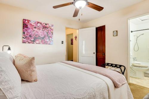 een slaapkamer met een bed en een plafondventilator bij Charming Craig Cottage with Stunning Deck! in Craig