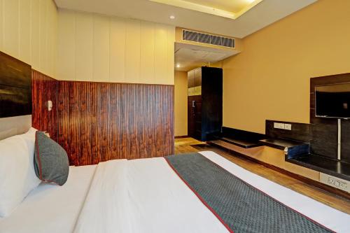 1 dormitorio con 1 cama grande y TV de pantalla plana en Super Townhouse 1242 Tipsyy Inn 16, en Gurgaon