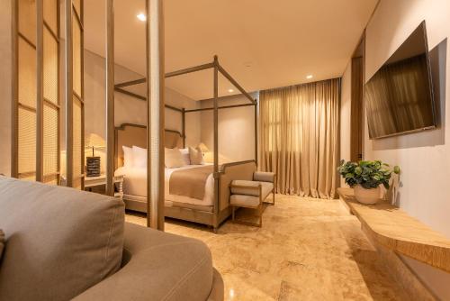 a hotel room with a bed and a couch at Cinco Quintas Hotel Boutique in Cartagena de Indias