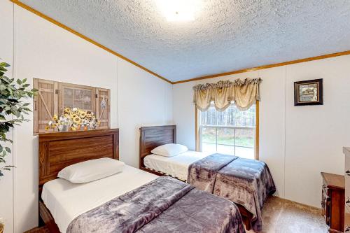 - une chambre avec 2 lits et une fenêtre dans l'établissement Hidden Acres, à Conover