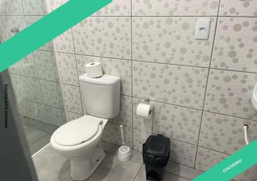 een badkamer met een wit toilet in een kamer bij Apartamento Maravilhoso 2 in Foz do Iguaçu