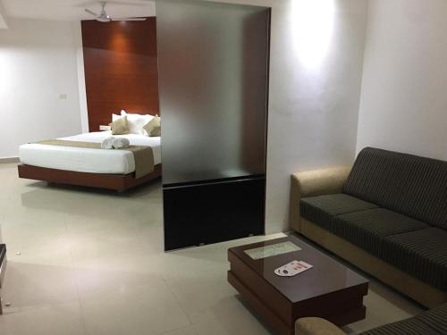 Ein Bett oder Betten in einem Zimmer der Unterkunft Nakshatra Emerald