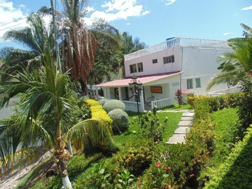una casa con muchas plantas y árboles en Hotel Bella Vista Isla Del Sol, en Prado
