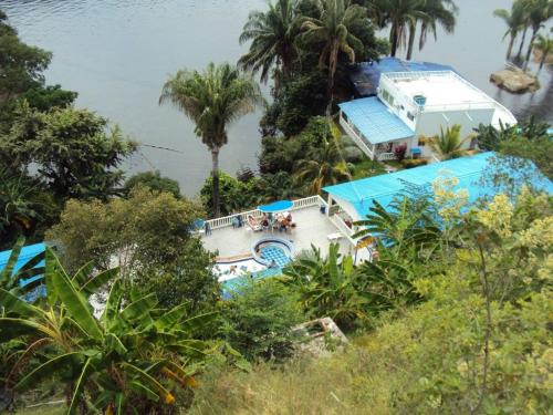 una vista aérea de un complejo con palmeras en Hotel Bella Vista Isla Del Sol, en Prado