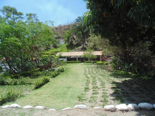 un jardín con una casa en el fondo en Hotel Bella Vista Isla Del Sol, en Prado