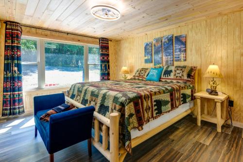 En eller flere senger på et rom på Rustic Cosby Cabin with Furnished Deck and Yard!