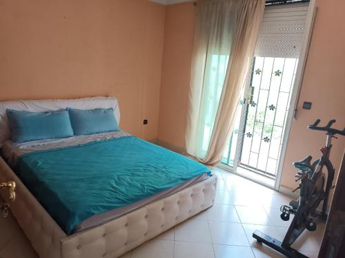 - une chambre avec un lit et un tapis de course à côté d'une fenêtre dans l'établissement Quartier riad résidence riad, à Ifrane