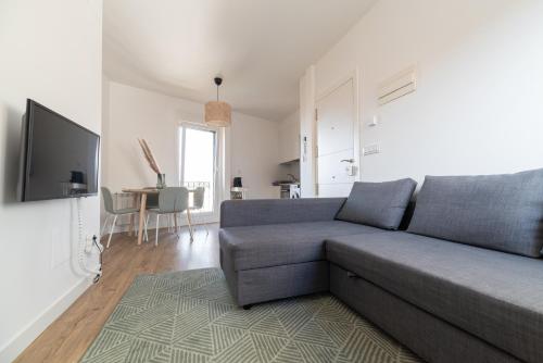 - un salon avec un canapé gris et une table dans l'établissement La Terracita, à Vigo