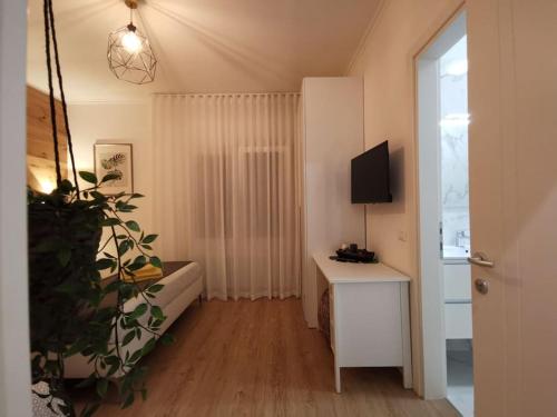 a living room with a desk and a television in it at Casa di Kaixin in Mestre