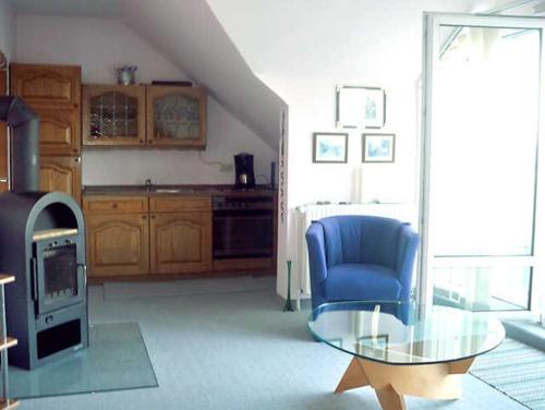 ペルツァーハケンにあるReichert Elzbietaのリビングルーム(青い椅子、ガラスのテーブル付)