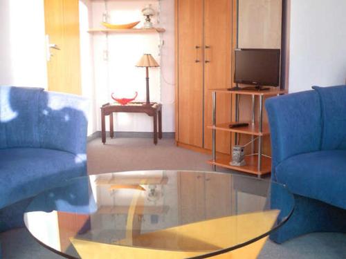 ペルツァーハケンにあるReichert Elzbietaのリビングルーム(ガラステーブル、青い椅子2脚付)
