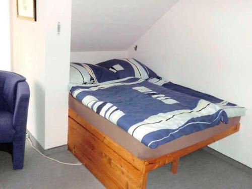 ペルツァーハケンにあるReichert Elzbietaのベッド1台(青と白の掛け布団付)