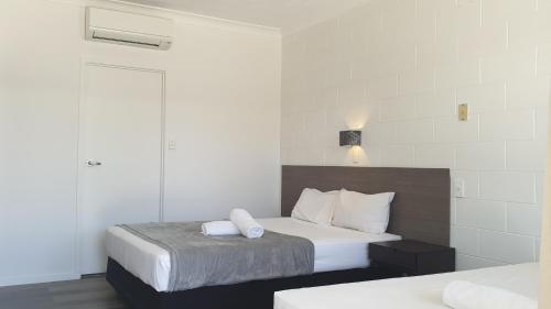 Кровать или кровати в номере Townsville City Motel