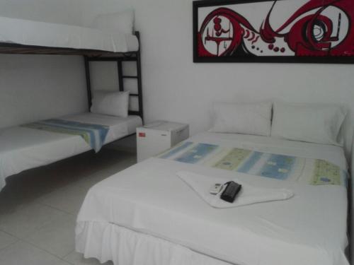 1 dormitorio con 2 camas en Hotel Bucaros, en Espinal