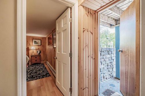 pasillo con puerta a una habitación con pared de piedra en Historic Corner Apartment with patio & off street parking, en Portland