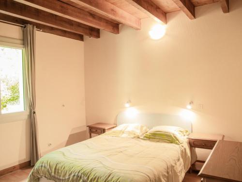 une chambre blanche avec un lit et une fenêtre dans l'établissement Gite Moulin de lAlbarède, à Saint-Cybranet