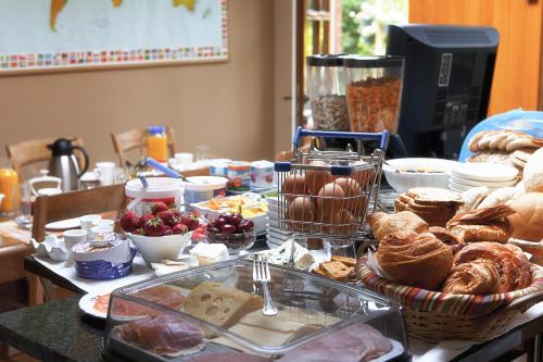 uma mesa com vários tipos diferentes de alimentos em B&B Ter Vesten em Ypres