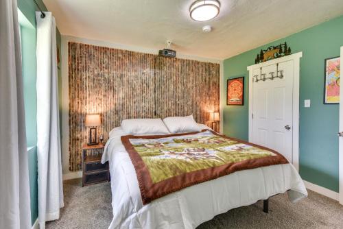 - une chambre avec un grand lit et des murs verts dans l'établissement Pet-Friendly Clearfield Home Near Hill AFB!, à Clearfield