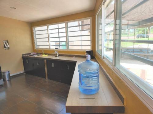 een grote fles water zittend op een tafel in een keuken bij Quinta las huertas in Tlajomulco de Zúñiga