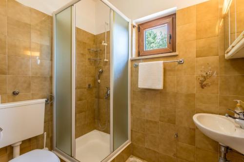 a bathroom with a shower and a toilet and a sink at Apartments with parking space Baska Voda, Makarska - 301 in Baška Voda
