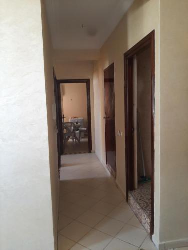 - un couloir d'une maison avec deux portes et une chambre dans l'établissement Elhouda 56, à Agadir