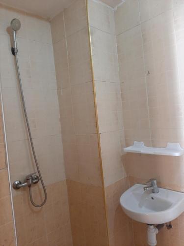 La salle de bains est pourvue d'une douche, de toilettes et d'un lavabo. dans l'établissement Elhouda 56, à Agadir