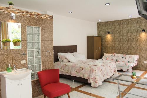 ein Schlafzimmer mit einem Bett und einem roten Stuhl in der Unterkunft Hosting Home - Casa Bella in Cajamarca