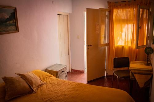 Una cama o camas en una habitación de El Viaje Hostel