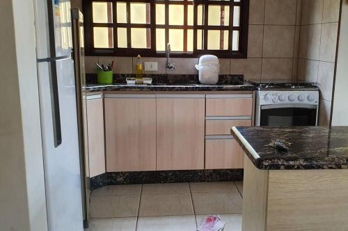 Dapur atau dapur kecil di Casa para Temporada em Cananéia