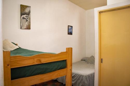 Una cama o camas en una habitación de El Viaje Hostel