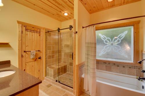 Koupelna v ubytování Expansive Mtn-View Ellijay Cabin Private Hot Tub
