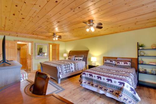 Rúm í herbergi á Ellijay Cabin Rental with Hot Tub and Mountain Views!