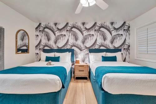 two beds in a bedroom with blue and white at Santa Monica Hotel in Los Angeles