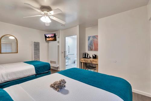 a bedroom with two beds and a ceiling fan at Santa Monica Hotel in Los Angeles