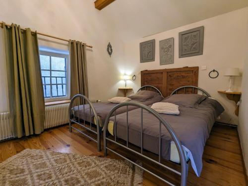 1 Schlafzimmer mit 2 Betten und einem Fenster in der Unterkunft Gîte Saulcy-sur-Meurthe, 3 pièces, 4 personnes - FR-1-589-256 in Saulcy-sur-Meurthe
