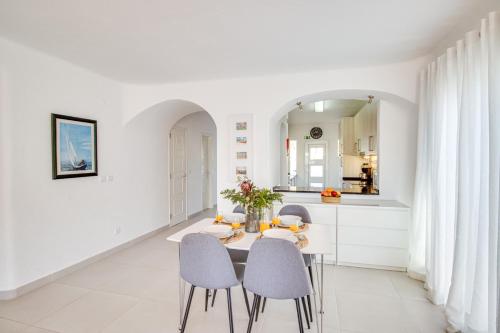 Modern Oasis 500m Beach with AC WiFi Pool