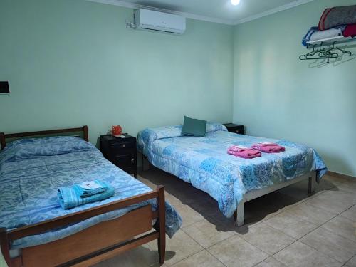 ein Schlafzimmer mit 2 Betten und einem Laptop darauf in der Unterkunft Don Oscar Alojamientos San Justo PB in San Justo