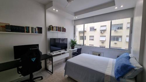 Telewizja i/lub zestaw kina domowego w obiekcie Apartamento Temporada Copacabana