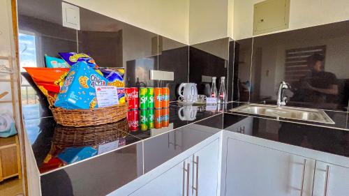 kuchnia ze zlewem i blatem w obiekcie Villa Lorenzo @ Caliraya Heights Resorts w mieście Halang