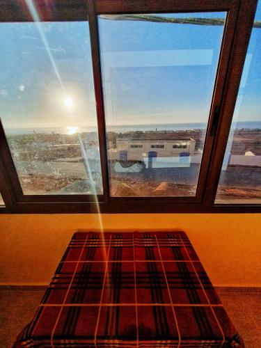 Cette chambre dispose d'une fenêtre offrant une vue sur la ville. dans l'établissement Residence Anarouz - Sidi Ifni, à Sidi Ifni