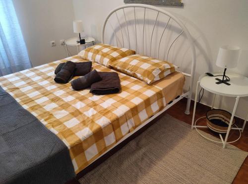 - une chambre avec un lit et 2 oreillers dans l'établissement Casa d´Avó, 