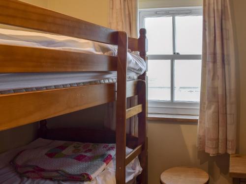 Uma ou mais camas em beliche num quarto em Captains Cottage - E3643