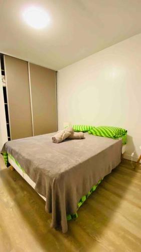 1 dormitorio con cama con colcha verde en Aux vents des rhums au cœur de la Marina du Gosier avec vue imprenable, en Pointe-à-Pitre