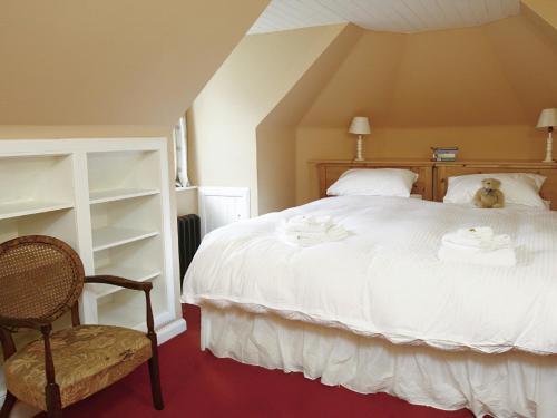1 dormitorio con 1 cama blanca grande y 1 silla en Find Me Out - Sccw, en Dalmellington