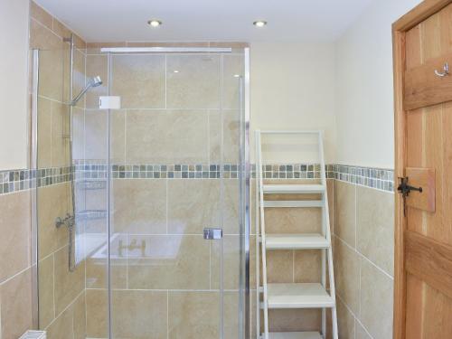 baño con ducha y puerta de cristal en Hovera, en Glenridding